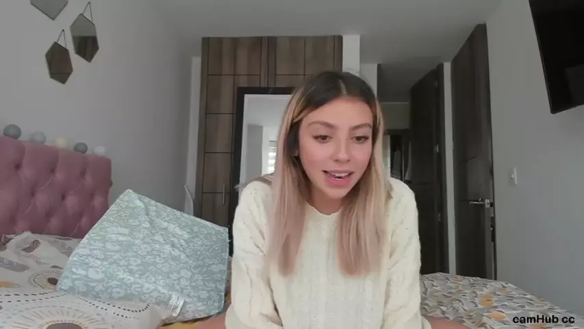 A imaliciawonder nesse vídeo surge de calcinha na cama, cheia de atitude!