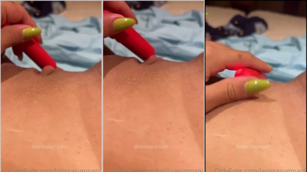 Larissa Sumpani se divertindo com um brinquedinho no grelinho