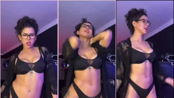 Morena irresistível com um corpão arrasador rebolando de calcinha preta