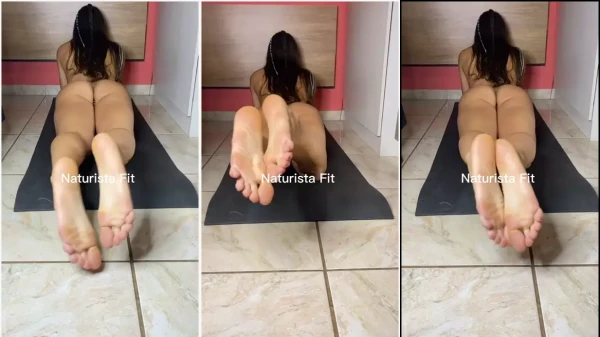 Naturista Fit deliciosamente relaxada no chão