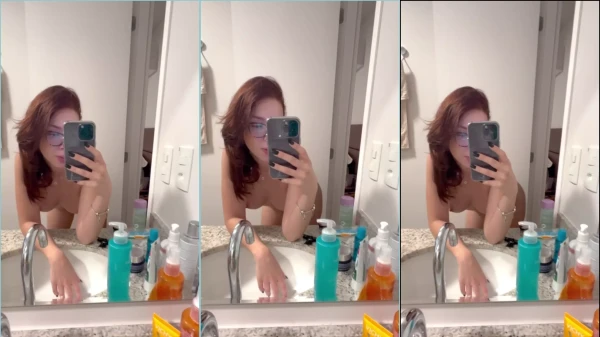 Professora danadinha brasileira, Cibelly Ferreira, se esbaldando de quatro no banheiro