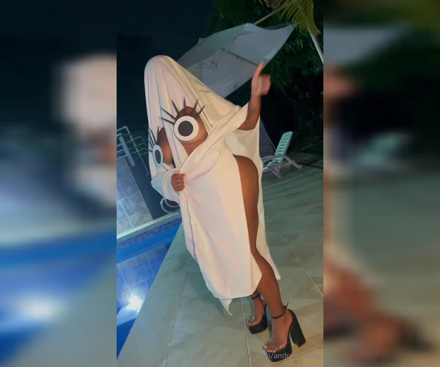 A famosa da internet, Andreamolina, tá toda sensual com sua fantasia de fantasma!