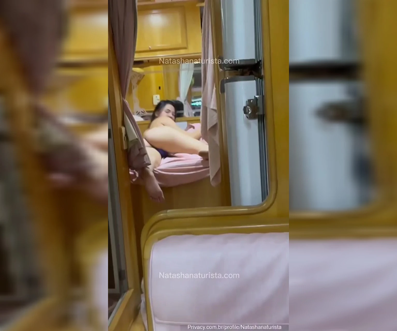 Confere a Natasha Naturista nua, relaxando na cama!