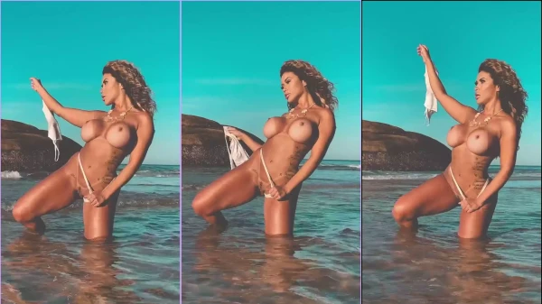 Cris Galera soltou um vídeo bem ousado da gata pelada na praia!