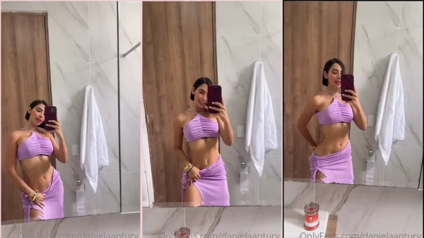 Daniela Antury se jogando na sacanagem, dançando diante do espelho