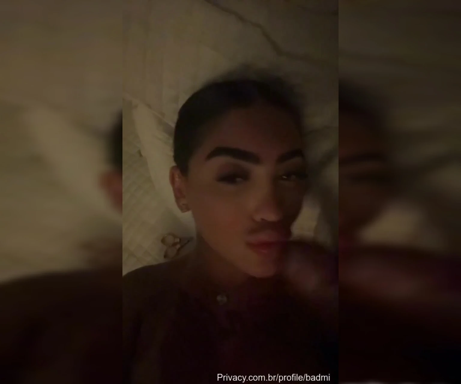 MC Mirella comendo tudo com vontade e aproveitando bastante