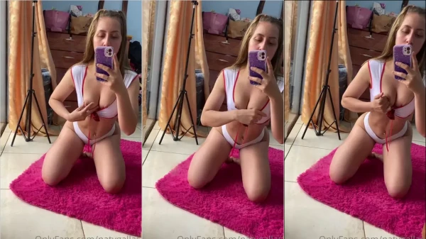 Naty Gallas, uma gostosa cheia de curvas, se dando carinho
