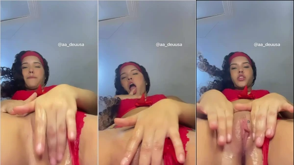 Novinha maravilhosa do Brasil, se divertindo com uma boa se masturbada e aproveitando o prazer!
