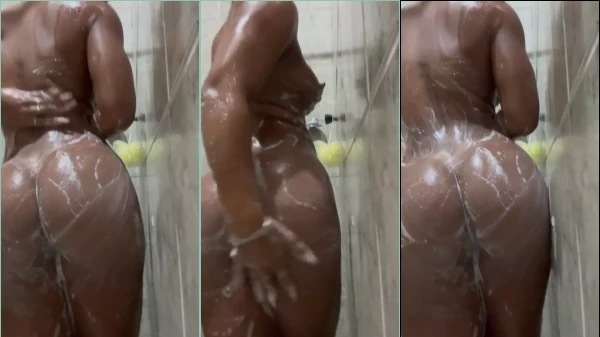 Privacidade da Lívia, com todo aquele sabão no banho