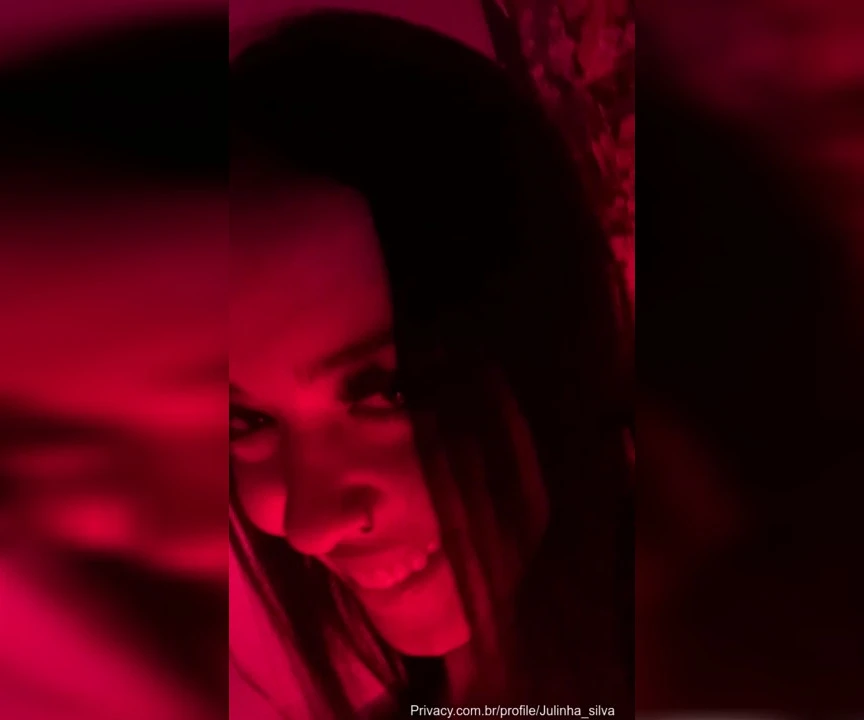 Rolou um vazamento da gata Julinha Silva toda cheia de tesão
