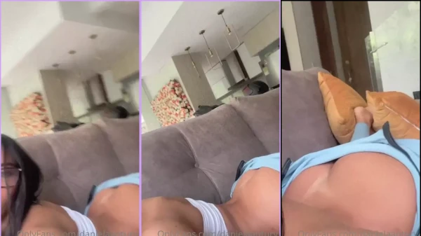 Daniela Antury exibindo o bundão no sofá