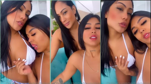 A Andreamolina dando uns beijos nas peitcholas das amigas