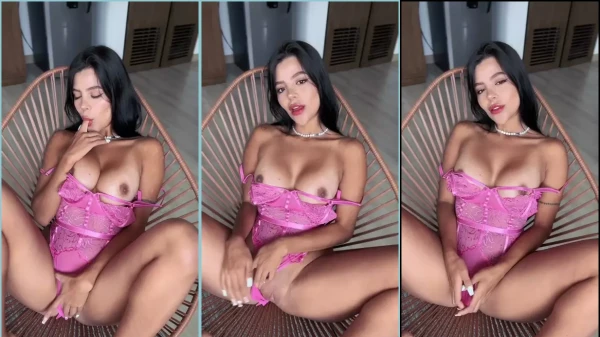 A Danielac1509 adora meter os dedos na intimidade e depois saborear o néctar