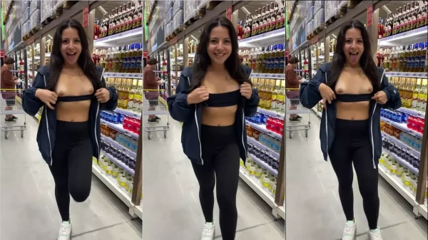 A ellenzinhaexib acabou deixando escapar uma imagem dela expondo os peitos no mercado