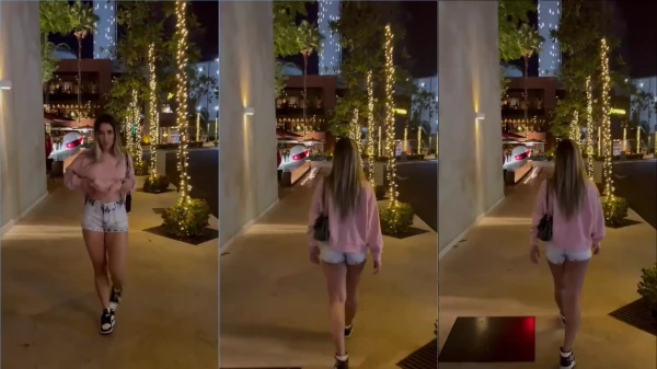 A Estrela Star tirou a roupa e ebuceta os peitos na rua