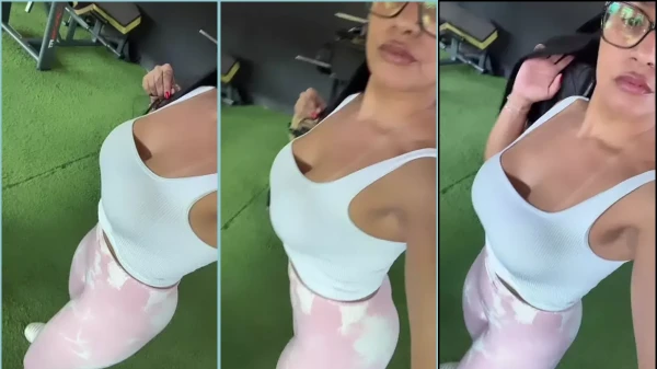 A famosa brasileira Alessandra Marques exibindo sua marquinha irresistível