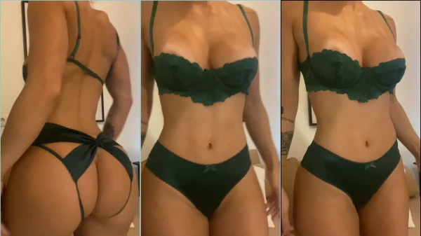 A famosa brasileira Bru Luccas só de calcinha e sutiã