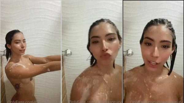 A gata Daniela Antury gravando um vídeo de dança no banheiro