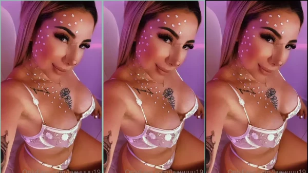 A gata Laura White, toda maquiada e cheia de graça, não perde a chance de se mostrar