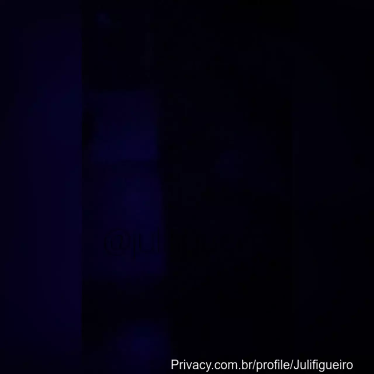 A Juli Figueiro apareceu na internet dando uma chupeta