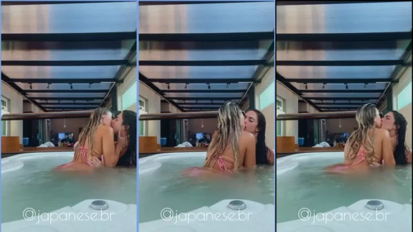 A Jully Queiroz aprontou com a amiga na banheira