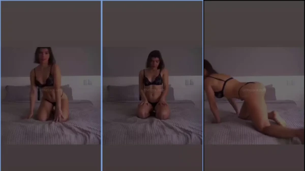 A Lara Soft rebolando de quatro na cama
