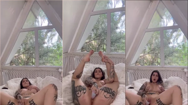 A Lulu Valotta acabou deixando escapar na internet uma cena dela se divertindo com um consolo na xoxota