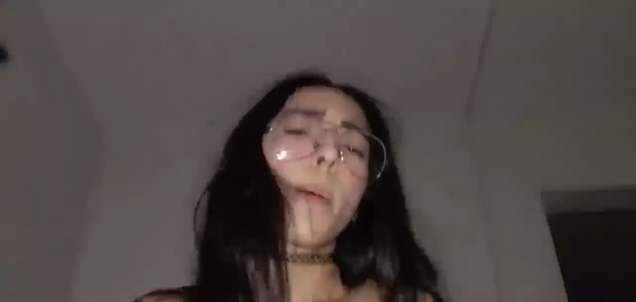 A magrinha Mia Stark adora se tocar