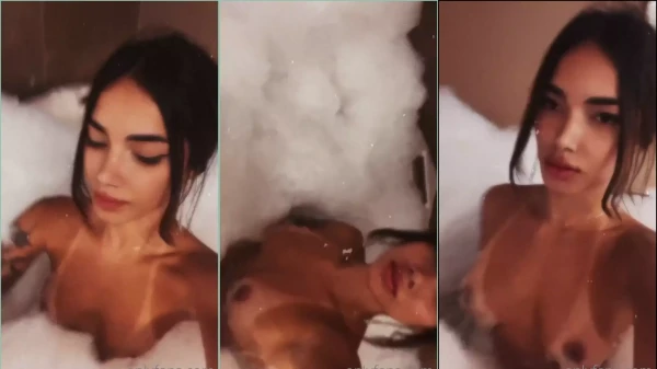 A Malelly nesse vídeo aparece de corpo nu na banheira