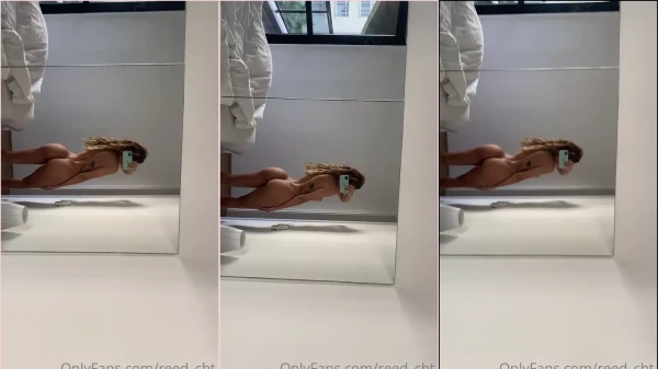 A Reed fez um vídeo nua na frente do espelho