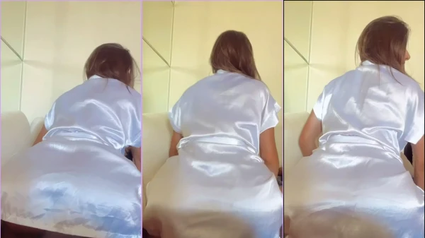 A Sarah Caus exibe a bunda e a xoxota de um jeito irresistível!