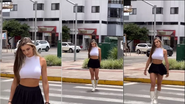 A Sarah tá de mini saia, desfilando pela rua