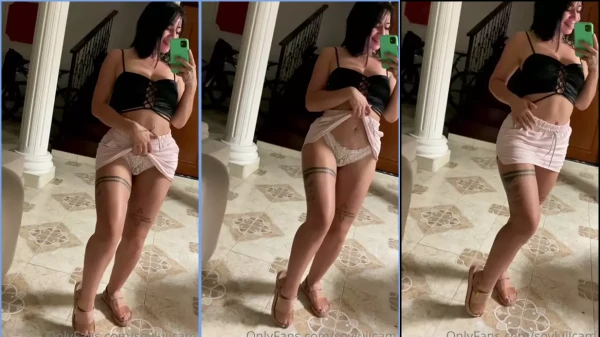 A soyluiicam ergueu o vestido e gravou a calcinha de renda