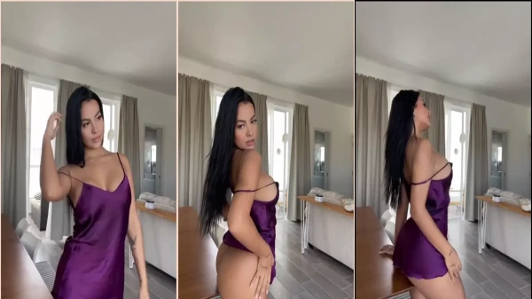 A Tatiana Perez Rodriguez, bem ousada, joga a calcinha pra lá e começa a provocar