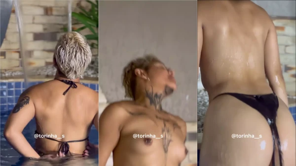 A Torinha ficou toda despida na piscina