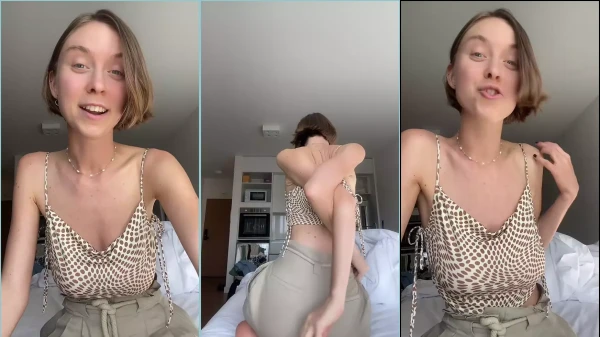 A Yourina na cama exibindo toda a sua flexibilidade