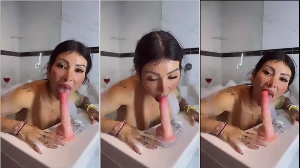 Adrianafitness1 saboreando de forma deliciosa um pau de borracha