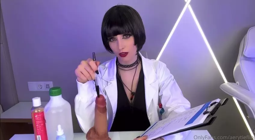 Aerytiefling dando uma saboreada num brinquedinho divertido