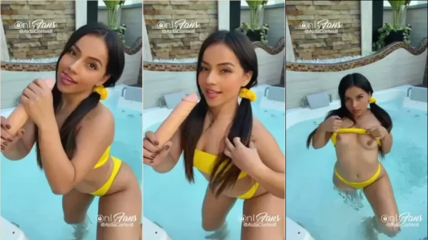 Aída Cortes se divertindo com um brinquedinho de borracha