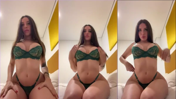 Ale Trevio de calcinha chamando a atenção!