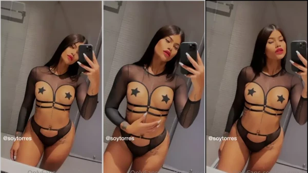 Aleja, a musa do OnlyFans, gravando seus momentos quentes no espelho