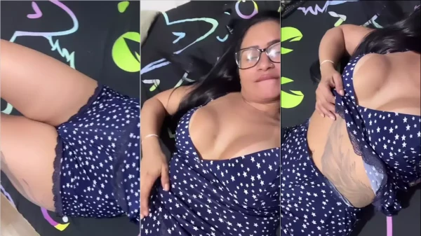 Alessandra Marques, toda sexy, provocando deitada na cama