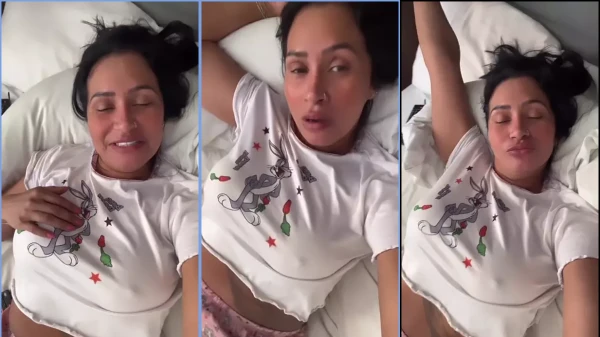 Alessandra Marques toda sorridente no vídeo do OnlyFans