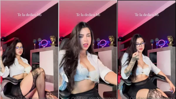 Alexa, a morena ousada de meia-calça preta provocante, sentada na cadeira