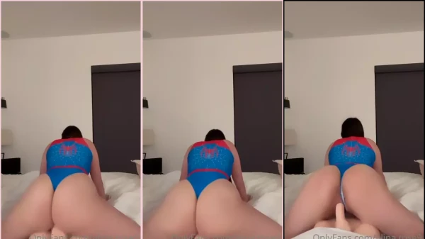 Alina Rose, a delícia, se divertindo com seu brinquedinho