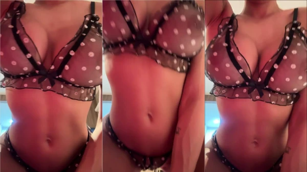 Amanda Albuquerque mostrando seu corpinho de calcinha e sutiã