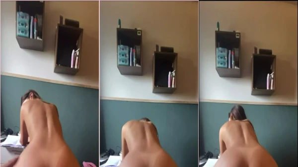 Amanda Leon em um vídeo aproveitando a companhia do gato