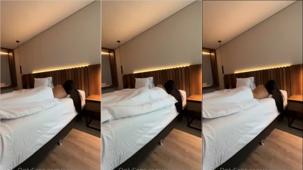Ana Gandica no OnlyFans, mostrando tudo peladinha na cama
