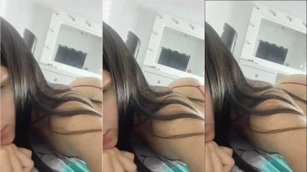 Andrea Diaz relaxando de boa, só de calcinha fio dental