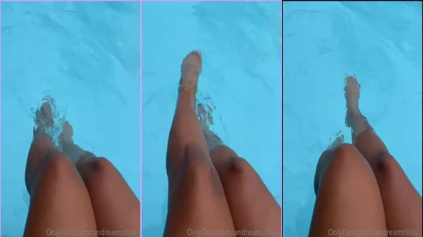 Andrea Molina na piscina mexendo as pernocas
